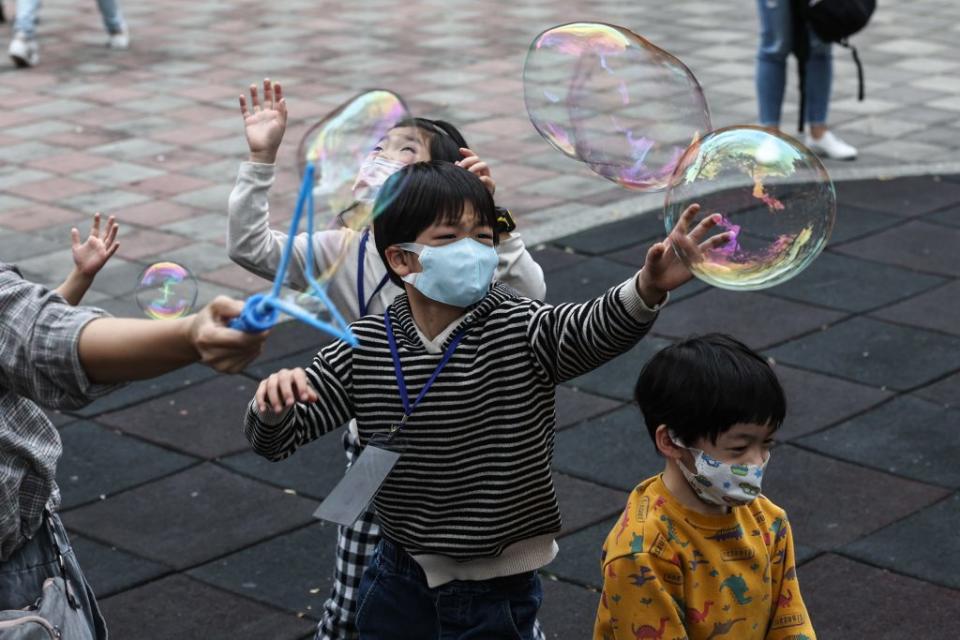 輕症免隔離二十日上路。圖為十九日下午孩童在台北市萬華區一處公園玩耍。（中央社）