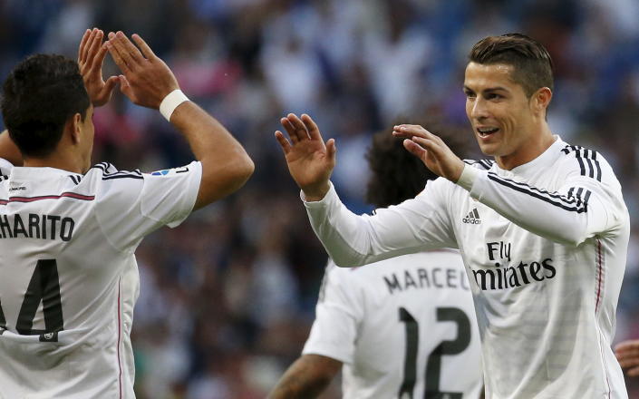 El mexicano festejando un gol junto a Cristiano Ronaldo durante su paso por el Real Madrid. (REUTERS/Juan Medina)