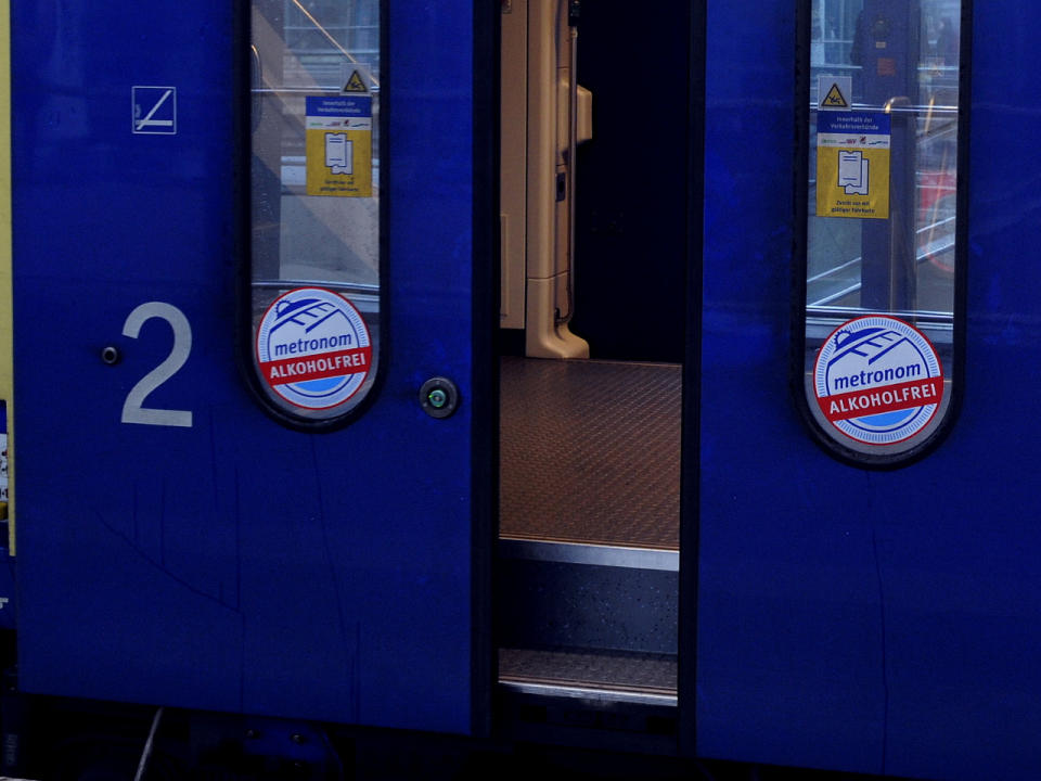 In einigen Zügen wurde bereits ein Alkoholverbot verhängt. Nun will die Deutsche Bahn dies auch auf Regionalstrecken in Norddeutschland einführen. Zu Beginn müssen sich Passagiere im Falle eines Verstoßes lediglich auf eine Ermahnung einstellen. Später könnte sogar ein Bußgeld drohen. (Bild-Copyright: dapd/ddp Images)