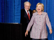 Auch in der Politik mischt er mit: 2016 unterstützte Warren Buffett die Kandidatur von Hillary Clinton. (Bild-Copyright: Andrew Harnik/AP)