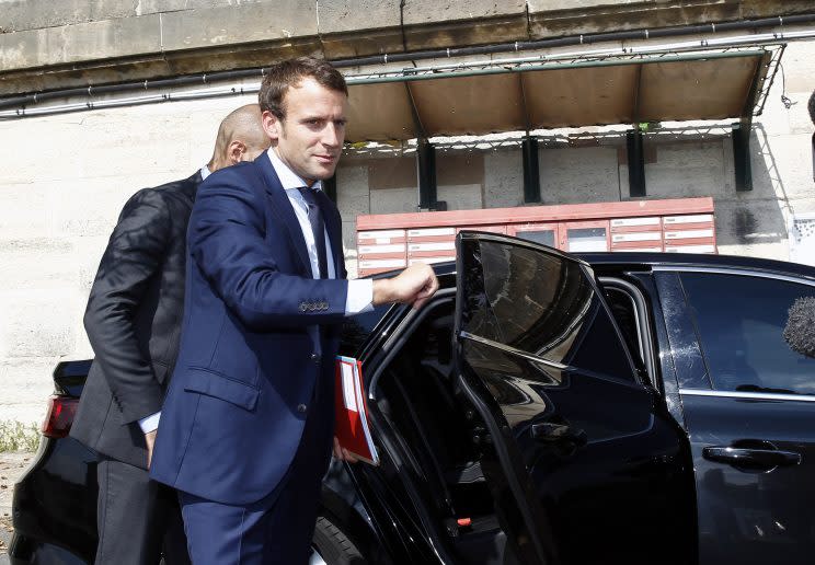<p>Plus de trois mois après la création de son mouvement “En Marche!”, Emmanuel Macron démissionne de son poste de ministre de l’Économie. Il peut ainsi se consacrer à sa future candidature pour la présidentielle et à l’élaboration de son programme. Après avoir esquivé la primaire de gauche, le natif d’Amiens est considéré par les sondages comme le favori du scrutin présidentiel. (Photo : Getty Images)</p>