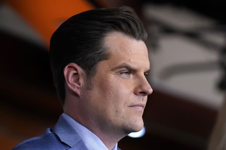 ARCHIVO - El congresista republicano Matt Gaetz, representante de Florida, escucha durante una conferencia de prensa en el Capitolio, en Washington, el martes 7 de diciembre de 2021. (AP Foto/J. Scott Applewhite, archivo)