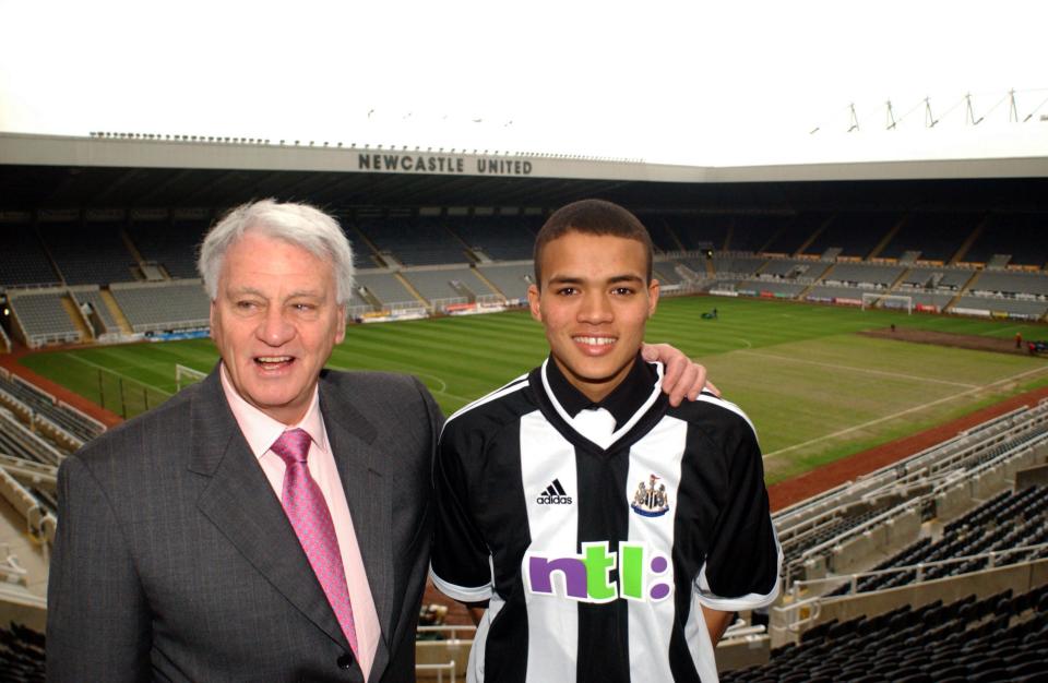 Newcastle United Manager Bobby Robson shows off new signing Jermaine Jenas after a five million pound transfer from Nottingham Forest (Photo by John Walton/EMPICS via Getty Images)