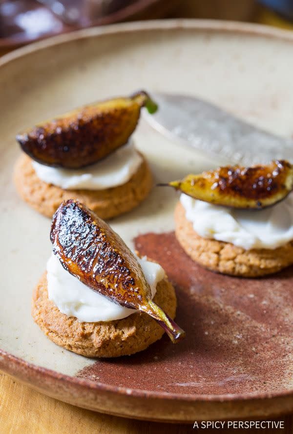 Caramelized Figs With Cheese and Gingersnaps