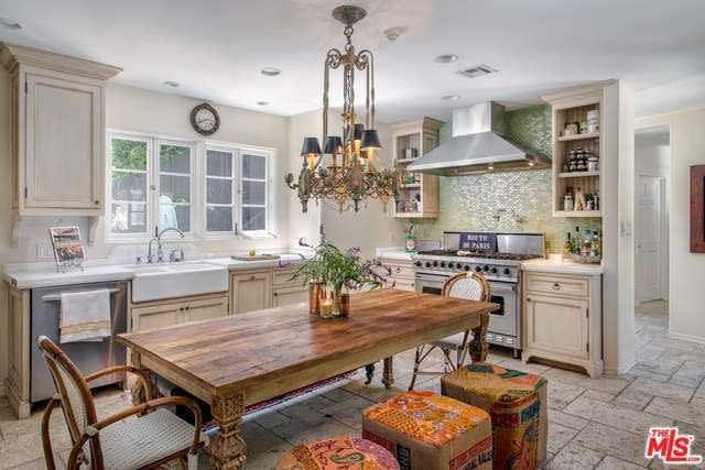 <p>The eat-in country kitchen has tiled floors and brand-new stainless steel appliances. (Realtor.com) </p>