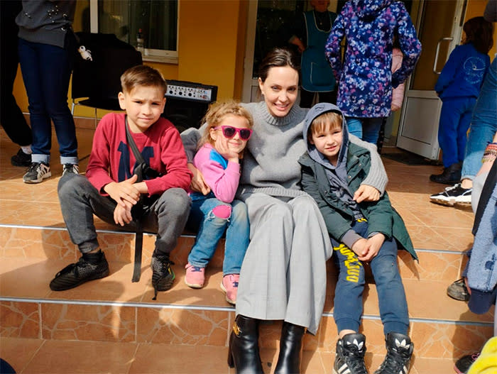 Angelina Jolie con los niños ucranianos