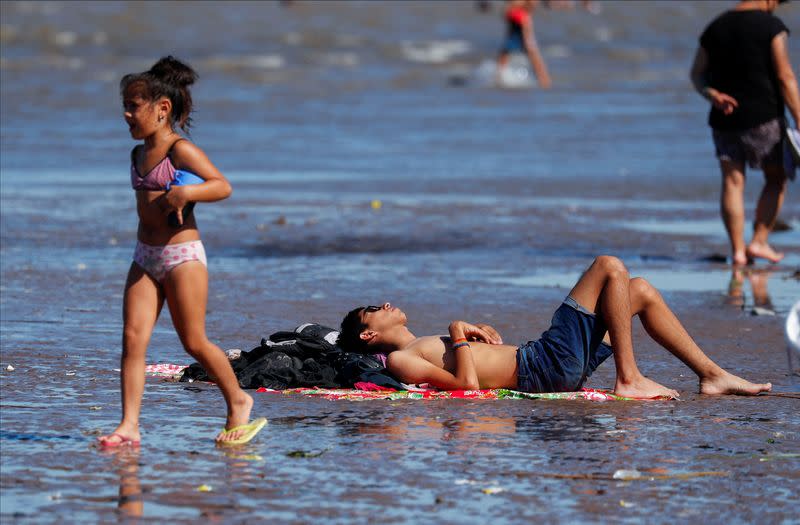 People enjoy the day during a heat wave in Buenos Aires