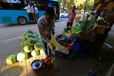 A street vendor displays food at a stall in Khartoum, Sudan December 1, 2016. Picture taken December 1, 2016. REUTERS/Mohamed Nureldin Abdallah