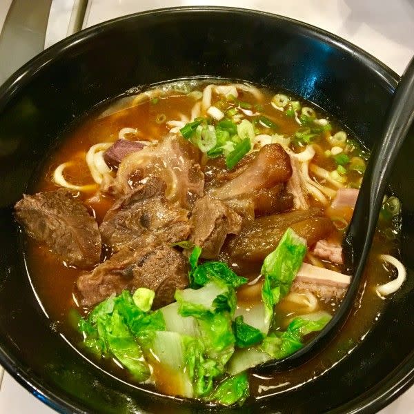 ▲台灣牛肉麵湯頭相當好喝，也獲得美食指南的青睞，進入榜單前20名。（示意圖，非當事人／取自photoAC）