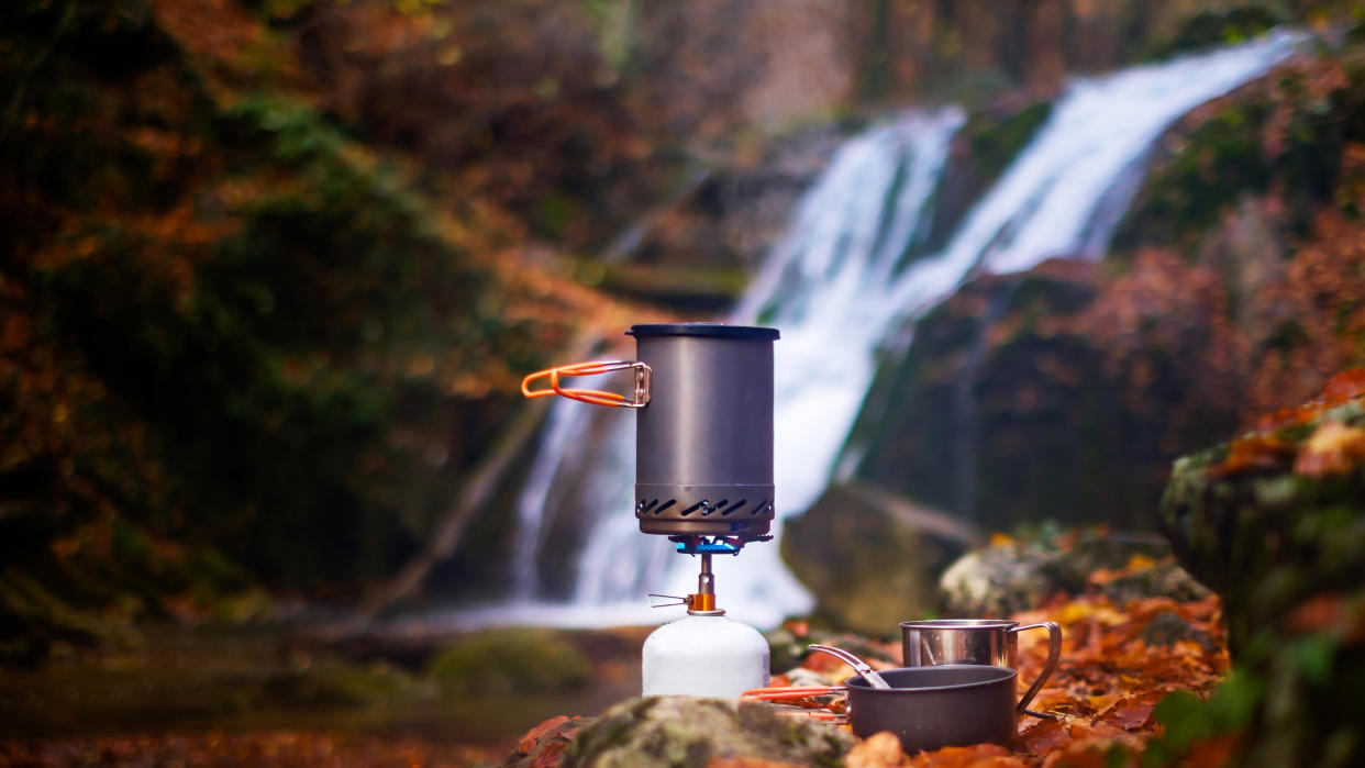  Best camping utensils: stove and pans. 