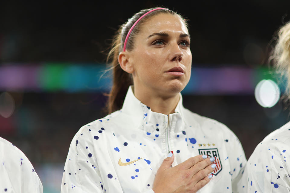 Morgan se alinea para escuchar el Himno Nacional durante la Copa del Mundo del verano pasado. (Alex Pantling/FIFA vía Getty Images)