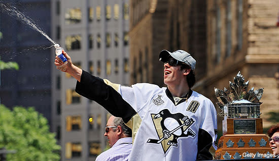 Evgeni Malkin of the Pittsburgh Penguins celebrates with the Stanley  News Photo - Getty Images