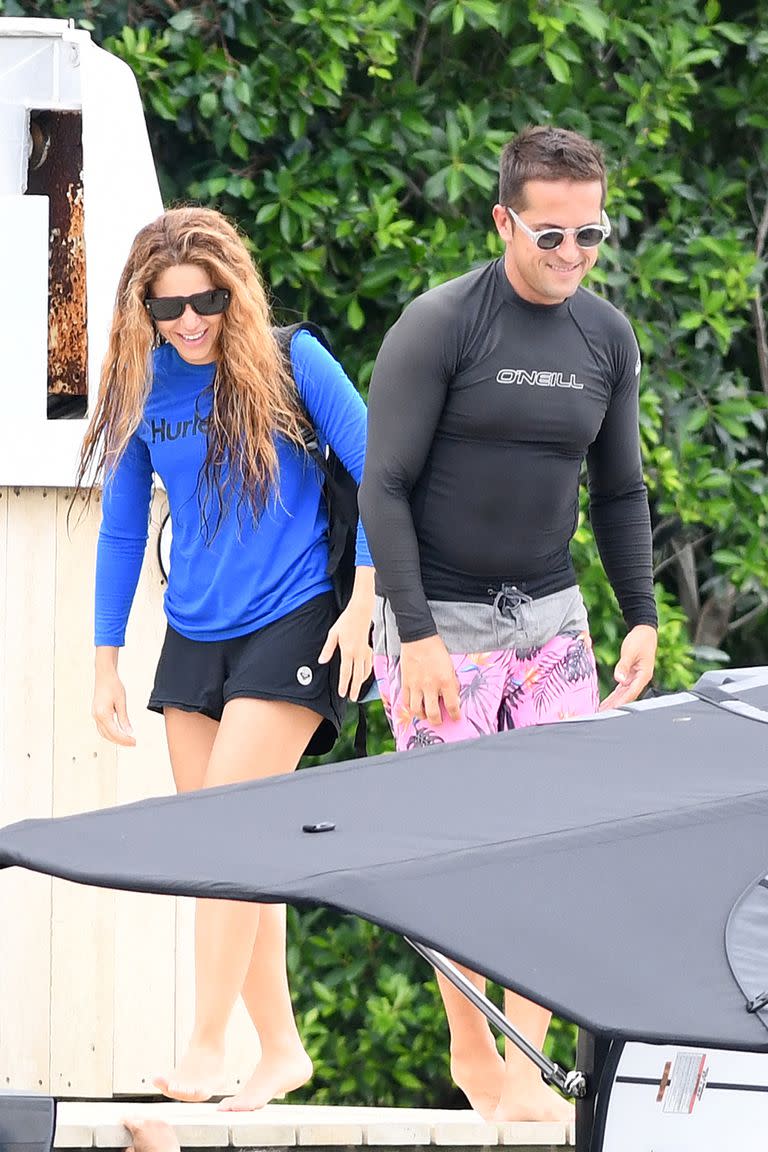 Shakira, muy sonriente bajando de un bote pequeño mientras termina otra sesión de wakeboard en Miami. La artista se ve feliz desde que se mudó de España