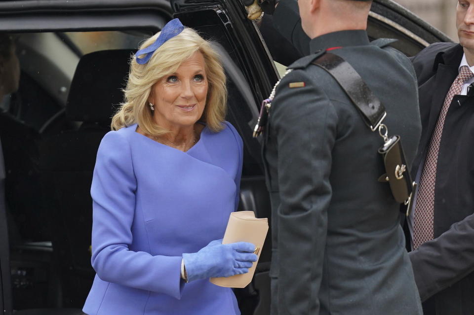 La primera dama de Estados Unidos, Jill Biden, llega a la Abadía de Westminster para la ceremonia de coronación del rey Carlos III de Gran Bretaña en Londres el sábado 6 de mayo de 2023. (Jacob King/PA vía AP)