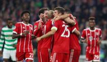Soccer Football - Champions League - Bayern Munich vs Celtic - Allianz Arena, Munich, Germany - October 18, 2017 Bayern Munich's Thomas Muller celebrates scoring their first goal with Arjen Robben and team mates REUTERS/Michael Dalder