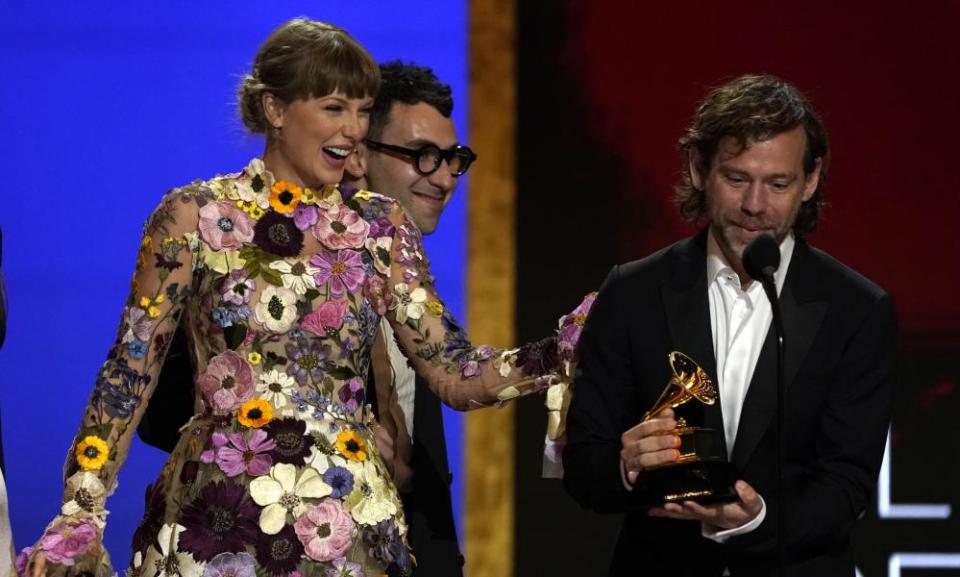 Aaron Dessner (right) and Taylor Swift at the 2021 Grammy awards.
