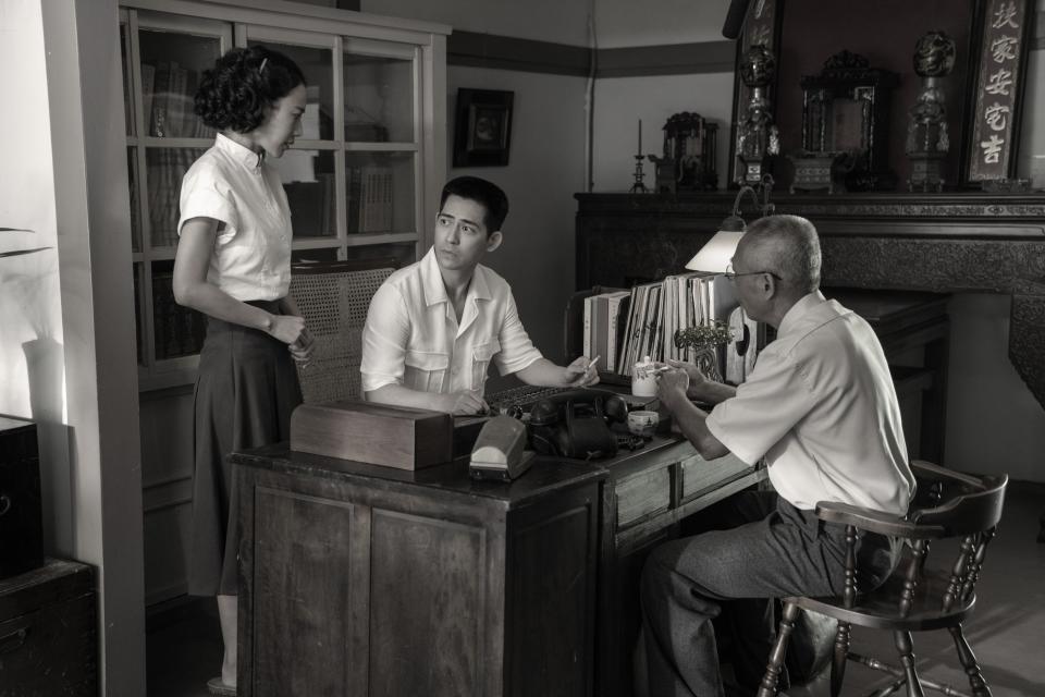 周渝民一人分飾二角（中）扮演1940年代年輕時經營旅館的阿公，左為演員方宥心。（甲上娛樂提供）