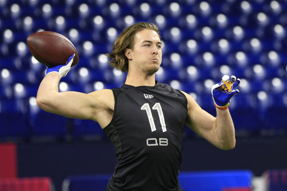 INDIANAPOLIS, INDIANA - 3 DE MARZO: Kenny Pickett #QB11 de Pittsburgh lanza durante la NFL Combine en el Lucas Oil Stadium el 3 de marzo de 2022 en Indianápolis, Indiana.  (Foto de Justin Casterline/Getty Images)