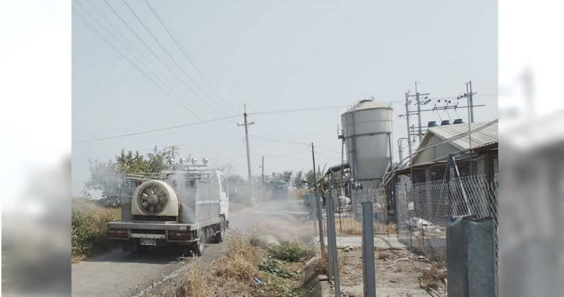 動保處人員在養雞場道路噴霧消毒。（圖／台南市政府提供）