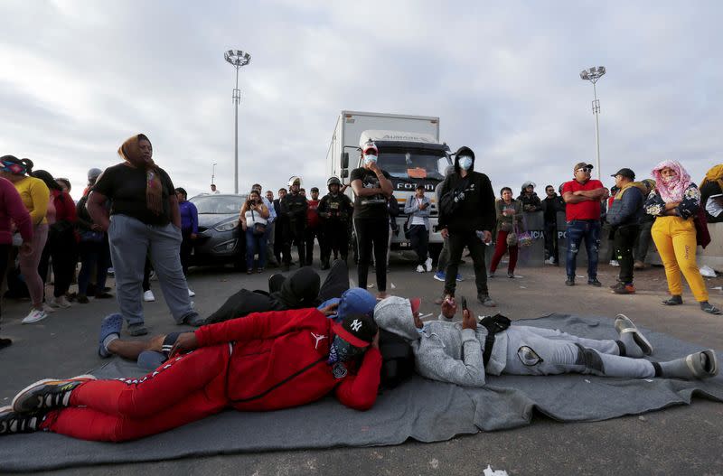 Foto de archivo. Migrantes indocumentados atrapados en la frontera chilena y peruana, en Arica