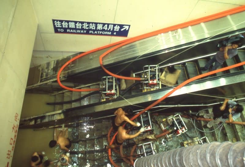 <cite>2001年的納莉風災，掩沒了整個台北車站的地下月台區，救災人員正以抽水機將水抽出。（新新聞資料照）</cite>