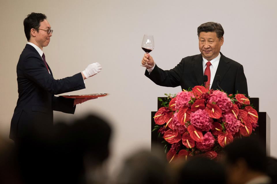 <p>China’s President Xi Jinping takes a glass of wine from a waiter as he makes a toast during a banquet in Hong Kong, China, June 30, 2017. (Photo: Dale de la Rey/Pool/Reuters) </p>