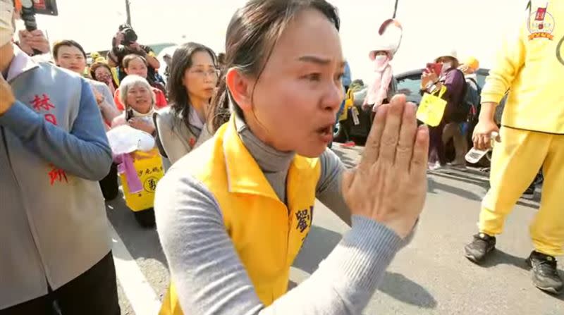 林內鄉長沿路多次跪求白沙屯媽祖能走彰雲大橋，賜福林內鄉鄉親。(圖／翻攝自拱天宮臉書)