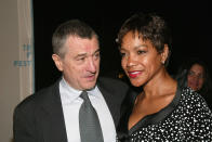 Le couple formé par Grace Hightower et Robert De Niro bat de l’aile en juin 2001. Les époux se lancent dans une bataille judiciaire pour la garde de leur fils Elliot. L’acteur accuse sa compagne de tempérament violent, tandis que cette dernière dénonce son alcoolisme et sa consommation de drogues. Ils finissent néanmoins par se réconcilier et renoncent au divorce. Trois ans plus tard, les mariés décident même de renouveler leurs vœux. La cérémonie réunit de nombreuses stars hollywoodiennes, à commencer par Meryl Streep, Martin Scorsese et Ben Stiller. En 2011, la famille accueille une petite fille prénommée Helen, née grâce à une mère porteuse. <em>(Photo by Evan Agostini/Getty Images)</em>