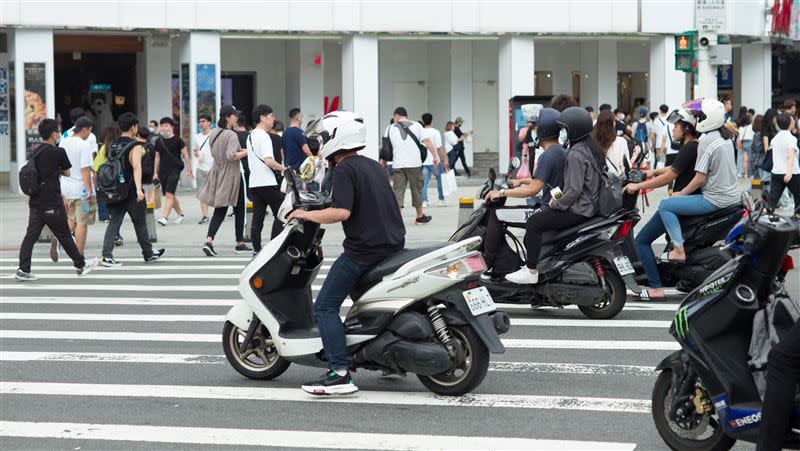 明起不禮讓行人最高罰6千。（圖／記者陳弋攝影）