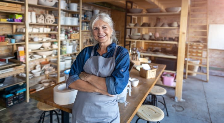 Donna in pensione al suo lavoro