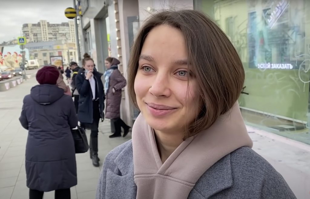 Moscow pedestrians react to news that the invasion of Ukraine has begun (YouTube / 1420)