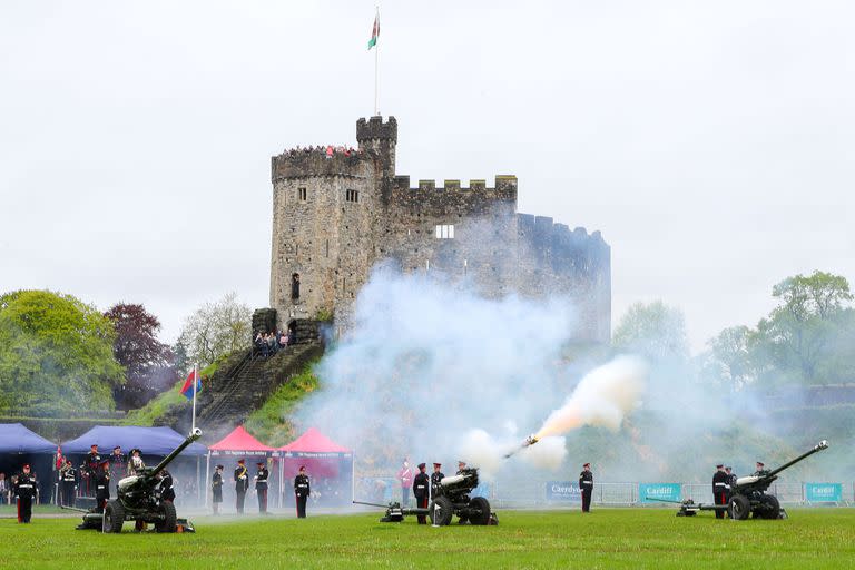 Un saludo de 21 cañonazos se lleva a cabo después de la Ceremonia de Coronación del rey Carlos III y la reina Camila en el Castillo de Cardiff