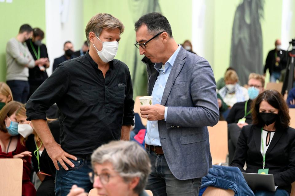 Robert Habeck und Cem Özdemir beim Wahlparteitag von Bündnis 90/Die Grünen in den Reinbeckhallen in Berlin.