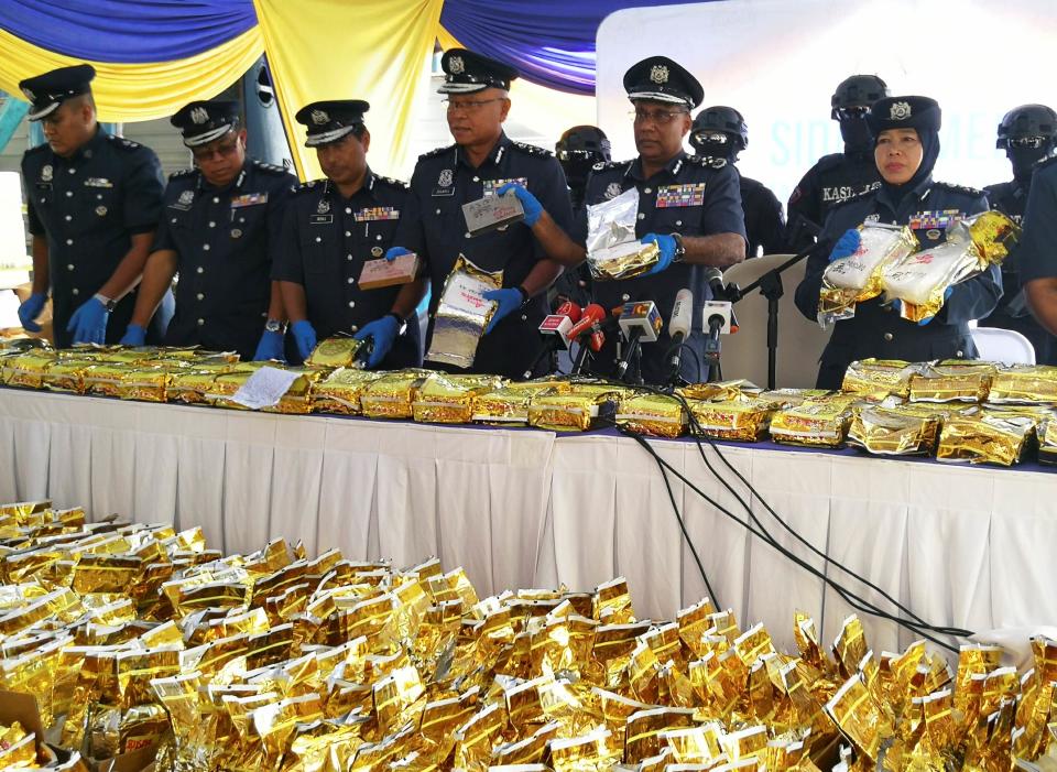 <p>Malaysische Beamte präsentieren bei einer Pressekonferenz in Nilai eine gigantische Menge an konfiszierten Drogen: Insgesamt wurden 1187 Kilogramm Methamphetamine im Wert von über 15 Millionen Euro sichergestellt. (Bild: REUTERS/Angie Teo) </p>