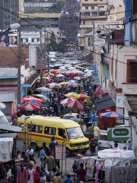 Crowded streets and buses in Antananarivo allow the airborne pneumonic plague to spread quickly. (Photo: Safidy Andrianantenaina)