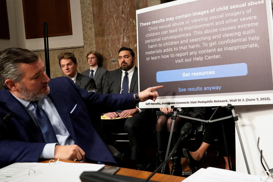 US-Senator Ted Cruz (R-TX) weist darauf hin, während er spricht, während der Anhörung des Justizausschusses des Senats zum Thema sexuelle Ausbeutung von Kindern im Internet im US-Kapitol in Washington, USA, am 31. Januar 2024. REUTERS/Nathan Howard