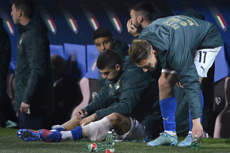 El delantero italiano Ciro Immobile (R) y sus compañeros reaccionan al final del partido de fútbol de clasificación para la Copa Mundial 2022 entre Italia y Macedonia del Norte, el 24 de marzo de 2022 en el estadio Renzo-Barbera en Palermo. (Foto de Alberto PIZZOLI / AFP)