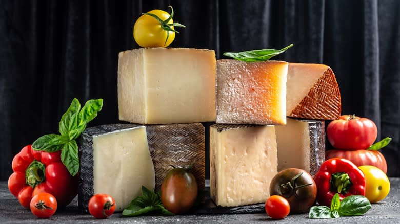Different types of Manchego with tomatoes