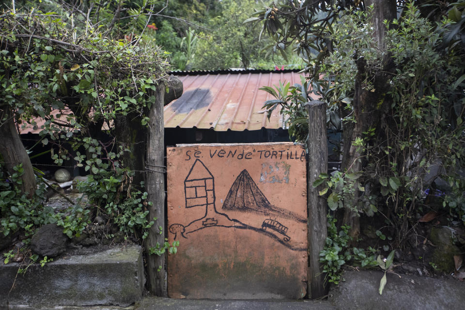 En esta imagen, tomada el 27 de octubre de 2020, la puerta de una vivienda, con un dibujo del volcán Pacaya y la frase "Se vende tortilla", cerca de la base del volcán, en Escuintla, Guatemala. Las autoridades guatemaltecas están evaluando la posibilidad de reabrir el Parque Nacional Volcán de Pacaya tras varios meses cerrado para frenar la propagación del coronavirus. (AP Foto/Moisés Castillo)
