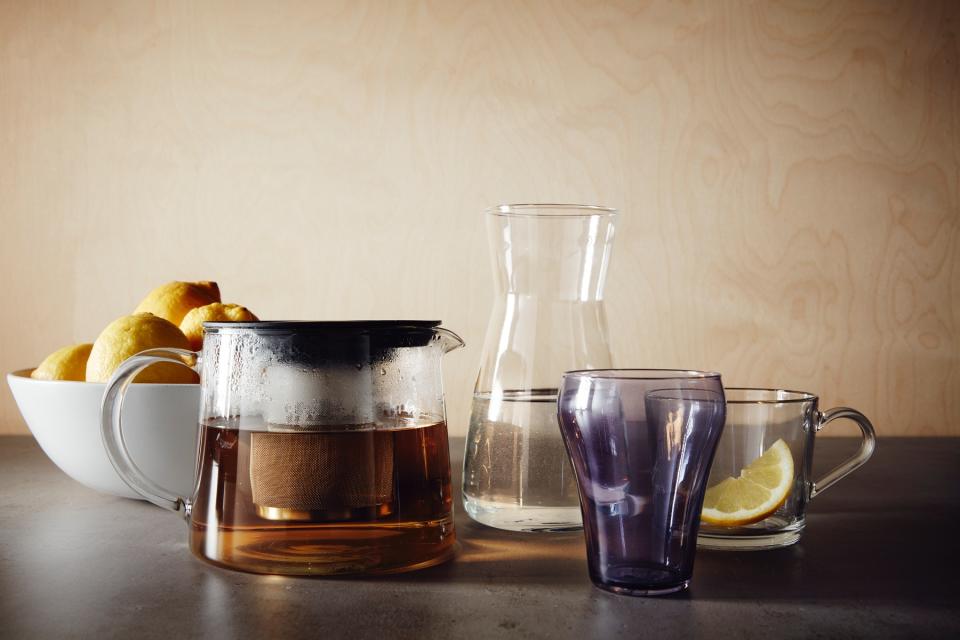 RIKLIG茶壺使用玻璃材質能耐高溫防止釋出有害物質，透明玻璃也能清楚檢視食材狀況，還有中間的過濾網設計讓飲用時不喝到茶葉，清洗也更容易。簡約外型能輕鬆搭配其他杯盤，沖茶或咖啡都適合，是實用的居家必備品。