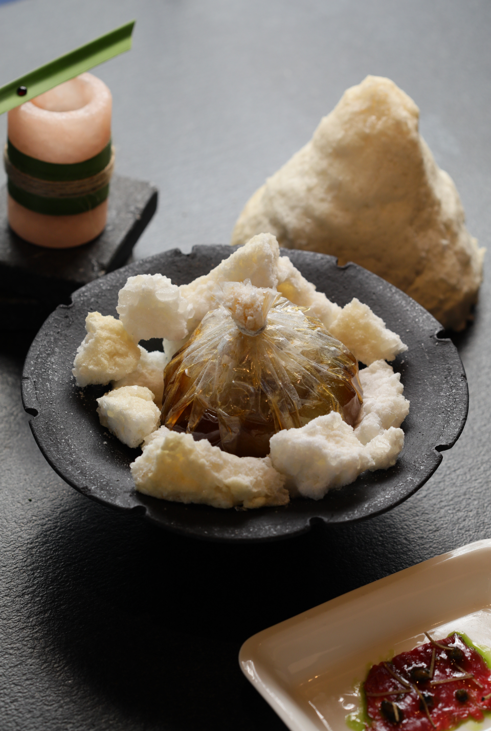 鹽是台南早期的經濟命脈，鹽焗5小時的洋蔥，因時間而慢轉甘甜。