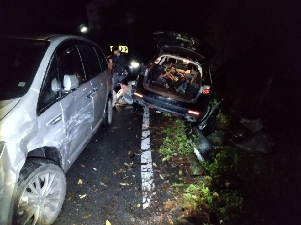 嫌犯開車衝撞警方，造成偵防車嚴重毀損。（記者湯朝村翻攝）