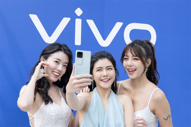 vivo宣布推出全新V30系列智慧人像旗艦，搭載獨家攝影棚級冷暖色溫柔光環，打造業界最強補光神器。