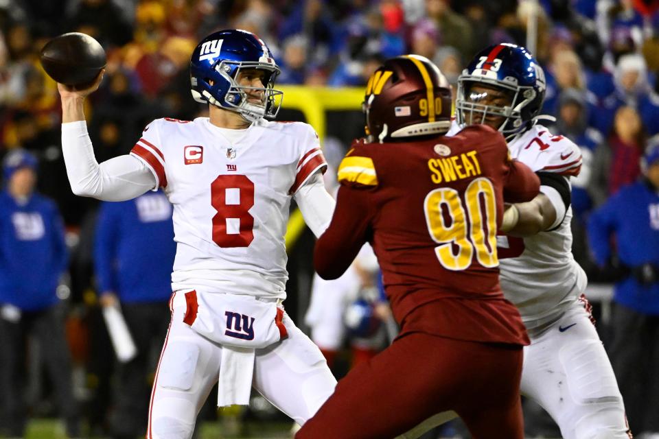 New York Giants quarterback Daniel Jones throws a pass against the Washington Commanders.