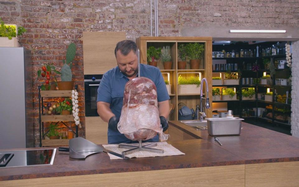 Bastel-Arbeit beim Fleisch-Aufschichten: Sebastian Lege konstruiert seinen Dönerspieß mit wissenschaftlicher Akribie. (Bild: RTL)