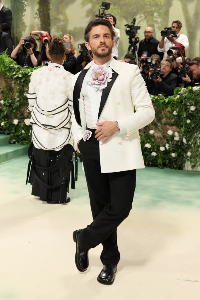 Jonathan Bailey attends The 2024 Met Gala Celebrating "Sleeping Beauties: Reawakening Fashion" at The Metropolitan Museum of Art on May 06, 2024 in New York City.