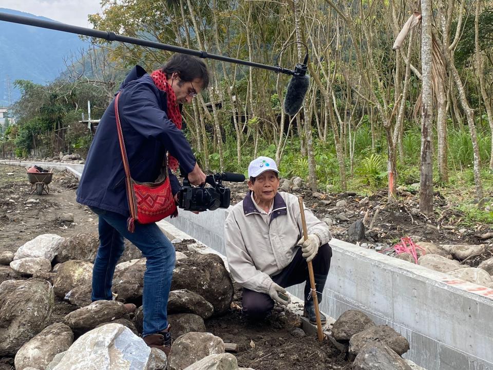 拍攝團隊在新竹山區進行記錄取材。