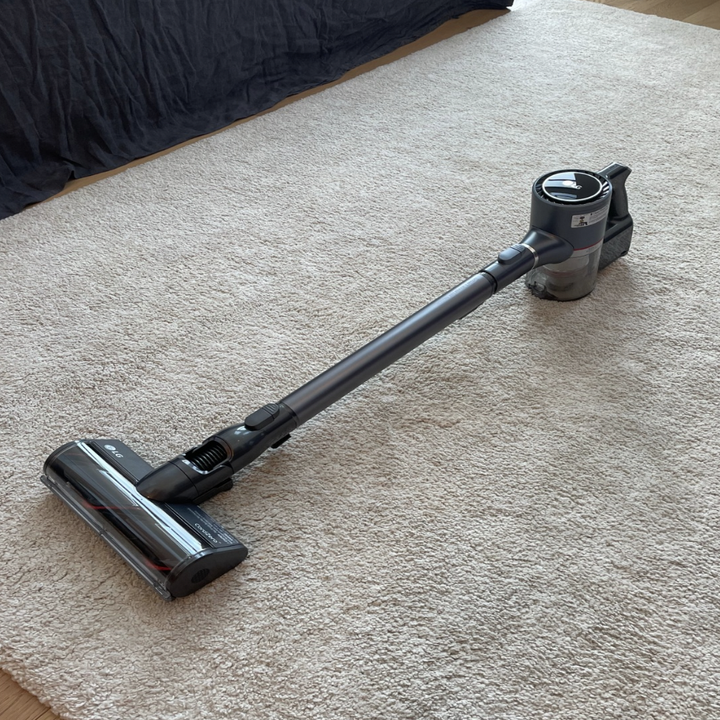 A picture of a cordless vacuum on a clean carpet