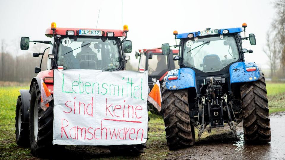 «Lebensmittel sind keine Ramschwaren»: Bauern-Protest vor dem Zentrallager von Lidl in Cloppenburg.