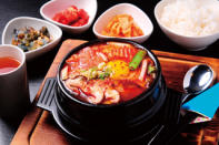  A辣湯燉豆腐鍋280元／融入日本拉麵的料理精神，改以熬煮多時的牛骨湯作為豆腐湯基底，讓湯頭的韻味回甘無窮。 
